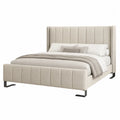 Cama tapizada tamaño king con cabecero alto y patas metálicas