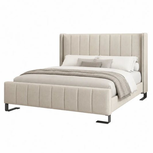 Cama tapizada tamaño king con cabecero alto y patas metálicas