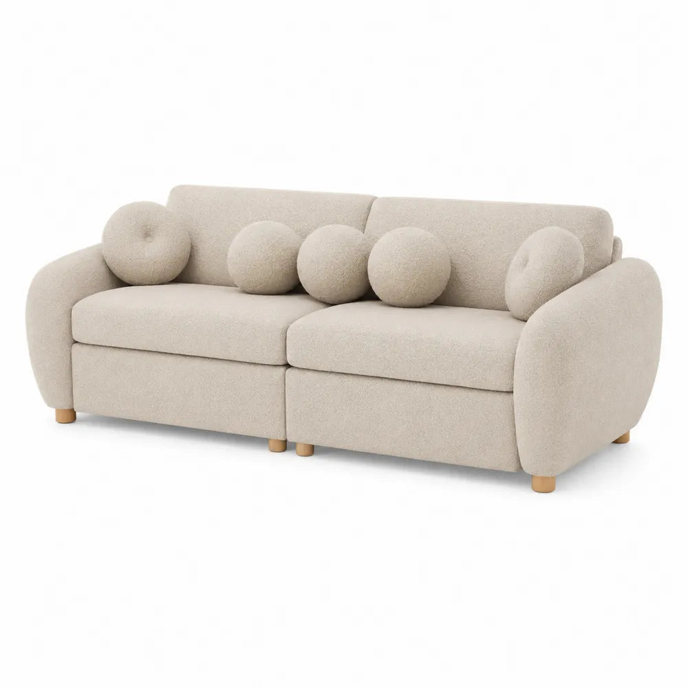 Sofá de tela beige con estructura de madera y cojines